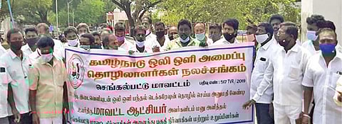 செங்கல்பட்டு மாவட்ட ஆட்சியர் அ.ஜான் லூயிஸிடம்  மனு அளிக்க வந்த  ஒலி மற்றும் ஒளி அமைப்பின் உரிமையாளர்கள்.