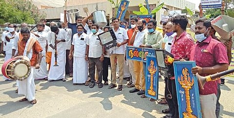 கரோனா பிரச்சினையால் வறுமையில் குடும்பங்கள் -  50% தளர்வுகளுடன் செயல்பட அனுமதி வழங்க வேண்டும் :  ஹையர் கூட்ஸ் ஓனர்ஸ் சங்கம் கோரிக்கை