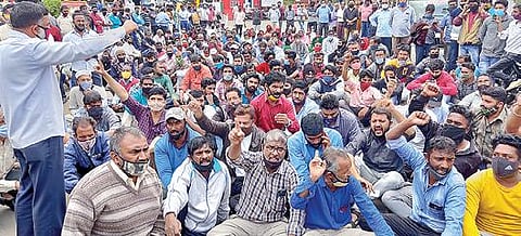 நீலகிரி மாவட்டம் உதகை சேரிங்கிராஸ் பகுதியில் சாலை மறியலில் ஈடுபட்ட வியாபாரிகள், டாக்ஸி ஓட்டுநர்கள். படம்: ஆர்.டி.சிவசங்கர்