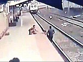 தண்டவாளத்தில் விழுந்த குழந்தையைக் காப்பாற்றிய ரயில்வே ஊழியர்.