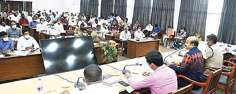 வேலூர் மாவட்ட ஆட்சியர் அலுவலகத்தில் பட்டாசு கடை உரிமையாளர்களுடன் ஆலோசனைக் கூட்டம் ஆட்சியர் சண்முகசுந்தரம் தலைமையில் நடைபெற்றது. அருகில், மாவட்ட காவல் கண்காணிப்பாளர் செல்வகுமார், மாவட்ட வருவாய் அலுவலர் பார்த்தீபன் உள்ளிட்டோர். படம்: வி.எம்.மணிநாதன்.