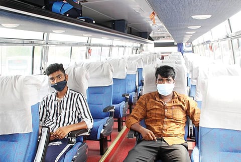 திருநெல்வேலியில் இருந்து நேற்று காலை வெறும் 2 பேருடன் பெங்களூருவுக்கு புறப்பட்ட விரைவு பேருந்து. (அடுத்த படம்) தூத்துக்குடி புதிய பேருந்து நிலையத்தில் இருந்து சென்னை உள்ளிட்ட நகரங்களுக்கு செல்வதற்கு தயாராக நின்ற அரசு விரைவு பேருந்துகள். படங்கள்: மு. லெட்சுமி  அருண், என்.ராஜேஷ்.