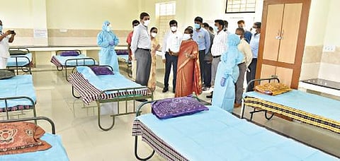 நாமக்கல் கவிஞர் ராமலிங்கம் அரசு மகளிர் கலைக்கல்லூரியில் அமைக்கப்பட்டுள்ள கரோனா சிறப்பு சிகிச்சை மையத்தை அரசுத்துறை செயலரும், நாமக்கல் மாவட்ட கண்காணிப்பு அலுவலருமான எஸ்.மதுமதி ஆய்வு செய்தார். அருகில் மாவட்ட ஆட்சியர் கா.மெகராஜ்.