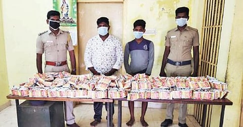 புகையிலைப் பொருட்களுடன் பிடிபட்ட நபர்கள்.