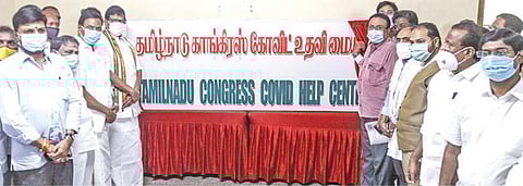 தமிழக காங்கிரஸ் கோவிட் உதவி மையத்தை சென்னை சத்தியமூர்த்தி பவனில், காங்கிரஸ் மாநிலத் தலைவர் கே.எஸ்.அழகிரி நேற்று தொடங்கி வைத்தார். உடன் விருப்ப ஓய்வுபெற்ற ஐஏஎஸ் அதிகாரி சசிகாந்த் செந்தில், தமிழக காங்கிரஸ் மருத்துவப் பிரிவு தலைவர் டாக்டர் கலீல் ரஹ்மான்  உள்ளிட்டோர்.படம்: பு.க.பிரவீன்