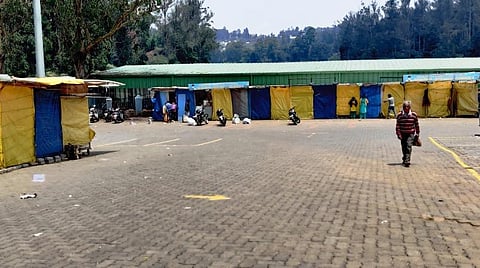 உதகை படகு இல்லத்தில் மூடப்பட்ட கடைகள்.