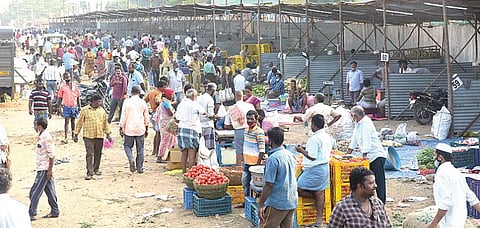 கரோனா  தொற்று பரவல் அதிகரித்து வருவதன் காரணமாக, வேலூர் நேதாஜி காய்கறி மார்க்கெட் தற்காலிகமாக வேலூர் மாங்காய் மண்டி அருகே இடமாற்றம் செய்யப்பட்டது. படம்: வி.எம்.மணிநாதன்.