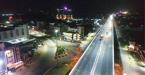 கரோனா தொற்று பரவலை தடுப்பதற்காக கடந்த 20-ம் தேதி முதல் இரவு 10 மணி முதல் அதிகாலை 4 மணி வரை ஊரடங்கு பிறப்பிக்கப்பட்டுள்ளது. ஞாயிற்றுக்கிழமை முழு ஊரடங்கு அமல்படுத்தப்பட்டுள்ளது. இதையொட்டி, நேற்று முன்தினம் இரவு வாகனங்களின்றி வெறிச்சோடி காணப்பட்ட சென்னை-பெங்களூரு தேசிய நெடுஞ்சாலை. அடுத்த படம்: பரபரப்பாக காணப்படும் வேலூர் மக்கான் சிக்னல் பகுதி பொதுமக்கள் நடமாட்டமின்றி வெறிச்சோடின.படங்கள்: வி.எம்.மணிநாதன்.