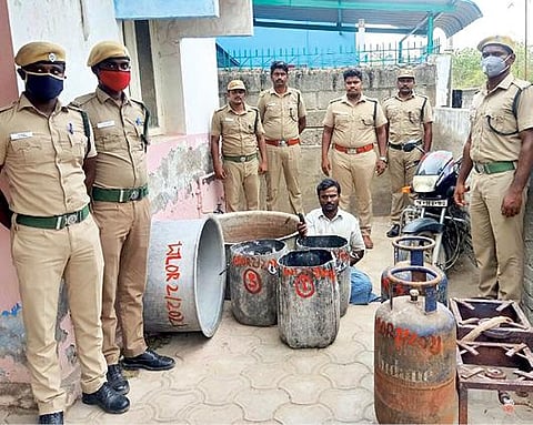 தூத்துக்குடி அருகே பறிமுதல் செய்யப்பட்ட கடல் அட்டைகள் மற்றும் கைது செய்யப்பட்ட நபருடன் வனத்துறையினர்.