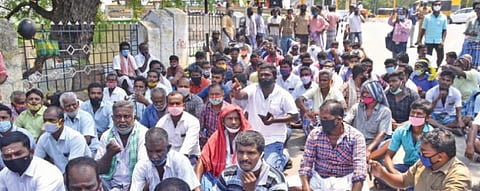 சீவலப்பேரியில் கொலை செய்யப்பட்ட பூசாரியின் உடலை வாங்க மறுத்து  3-வது நாளாக அவரது உறவினர்கள் மாவட்ட  ஆட்சியர் அலுவலகம் முன்  மறியலில் ஈடுபட்டனர்.  படம்: மு.லெட்சுமி அருண்