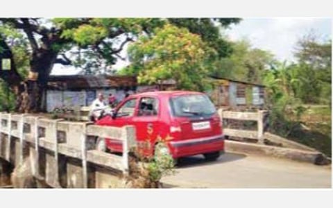 64 ஆண்டுகளுக்கு முன்பு கட்டப்பட்ட குறுகிய பாலத்தை இடித்துவிட்டு மஞ்சளாற்றில் அகலமான புதிய பாலத்தை கட்டித்தர வேண்டும்: மயிலாடுதுறை மாவட்ட நிர்வாகத்துக்கு அன்னவாசல் பகுதி பொதுமக்கள் கோரிக்கை