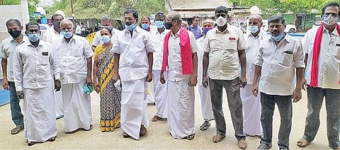 சிவகங்கை மாவட்ட ஆட்சியர் அலுவலகத்துக்கு புகார் மனு அளிக்க வந்த இந்திய கம்யூனிஸ்ட் வேட்பாளர் குணசேகரன் தலைமையிலான கிராமத்தினர்.