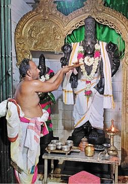 ராம நவமியை முன்னிட்டு சக்கரவாள நல்லூர் பெருந்தேவி நாயிகா சமேத ஆதிகேசவப் பெருமாளுக்கு நடைபெற்ற சிறப்பு பூஜை.