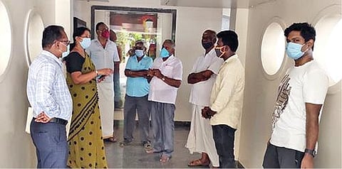 திருப்போரூர் பேரூராட்சியில் உள்ள அடுக்குமாடிக் குடியிருப்புகளில் ஆய்வு மேற்கொண்ட மாவட்ட சுகாதாரத் துறை அலுவலர்கள்.