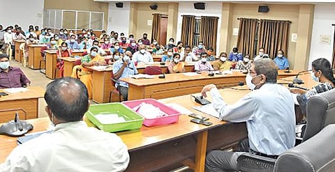 தபால் வாக்கு எண்ணும் அலுவலர்களுக்கான  பயிற்சி வகுப்பு நாமக்கல் ஆட்சியர் அலுவலகத்தில் நடைபெற்றது. இதில், மாவட்ட தேர்தல் அலுவலர் கா.மெகராஜ் பேசினார்.