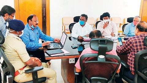 திருப்பத்தூர் ஆட்சியர் அலுவலகத்தில் வாக்கு எண்ணும் மையத்தில் பணியாற்ற உள்ள பணியாளர்கள் கணினி குலுக்கல் முறையில் தேர்வு செய்யப்பட்டனர்.