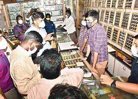 திருவண்ணாமலையில் உள்ள ஒரு நகைக்கடையில் நேற்று ஆய்வு செய்த மாவட்ட ஆட்சியர் சந்தீப் நந்தூரி.