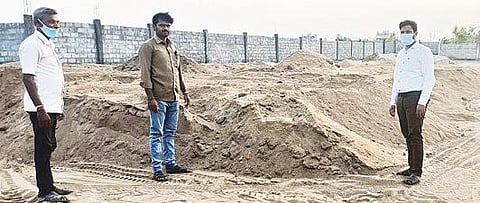 போளூர் அடுத்த முருகப்பாடி கிராமத்தில் தனியார் இடத்தில் குவித்து வைக்கப்பட்டிருந்த மணல்.