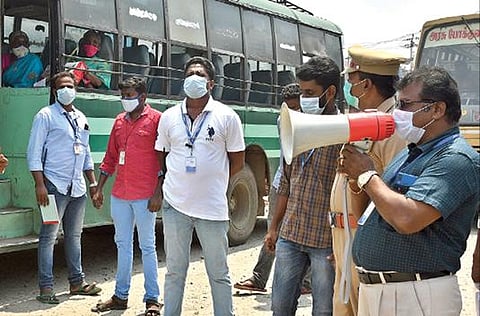 தூத்துக்குடி பழைய பேருந்து நிலையத்தில் கரோனா பாதுகாப்பு நெறிமுறைகளை கடைபிடிக்குமாறு பொதுமக்களிடம் ஒலிபெருக்கி மூலம் விழிப்புணர்வு ஏற்படுத்திய மாநகராட்சி குழுவினர். 			        படம்: என்.ராஜேஷ்