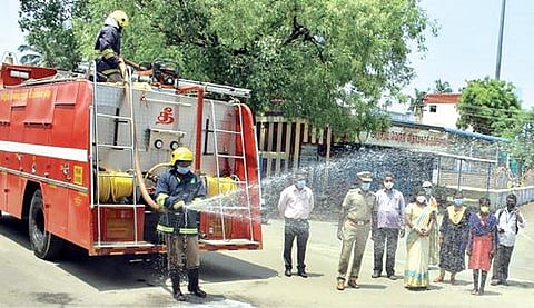 மருத்துவர்கள்,  செவிலியர்கள் உட்பட 6 பேருக்கு பாதிப்பு உறுதி செய்யப்பட்டதை அடுத்து கல்லூர் ஆரம்ப சுகாதார நிலையம் மூடப்பட்டு, தடை செய்யப்பட்ட பகுதியாக அறிவிக்கப்பட்டது. (அடுத்த படம்) பாளையங்கோட்டை தெற்கு பஜார் சாலையில் மாநகராட்சி சார்பில் கிருமி நாசினி தெளிக்கப்பட்டது.                 படங்கள்: மு.லெட்சுமி அருண்