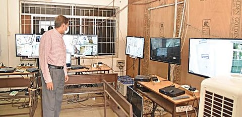 திருச்செங்கோடு விவேகானந்தா கல்லூரியில் உள்ள வாக்கு எண்ணும் மைய கண்காணிப்பு அறையில் மாவட்ட ஆட்சியர் கா.மெகராஜ் ஆய்வு செய்தார்.