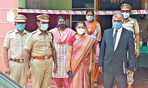 திருச்செங்கோடு அனைத்து மகளிர் காவல் நிலையத்தில் தமிழ்நாடு குழந்தைகள் உரிமைகள் பாதுகாப்பு ஆணையத்தினர் விசாரணை நடத்தினர்.