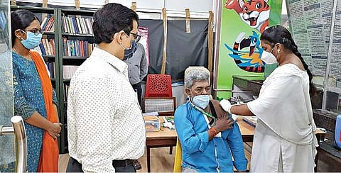 சேலம் ஆட்சியர் அலுவலக வளாகத்தில் கரோனா தடுப்பூசி முகாம் நடந்தது. முகாமை, ஆட்சியர் ராமன் ஆய்வு செய்தார்.