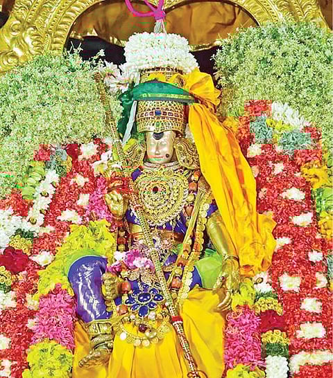 மதுரை சித்திரைத் திருவிழாவில் நேற்று நடைபெற்ற பட்டாபிஷேகத்தின்போது செங்கோலுடன் அருள்பாலித்த மீனாட்சி அம்மன்.