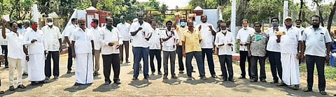 நெய்வேலி டவுன்ஷிப் செக்யூரிட்டி அலுவலகம் அருகே தொமுசவினர் வாக்குசேகரிப்பில் ஈடுபட்டனர்.