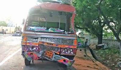 பல்லடம் அருகே நள்ளிரவில் : சாலையோர கடைகள் மீது லாரி மோதி வாகனங்கள் சேதம்  :