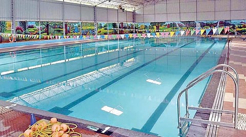 சுகாதாரத்துறை அதிகாரிகளால் ஆய்வு மேற்கொள்ளப்பட்ட ஆர்.எஸ்.புரத்தில் உள்ள மாநகராட்சி நீச்சல் குளம். படம்:ஜெ.மனோகரன்