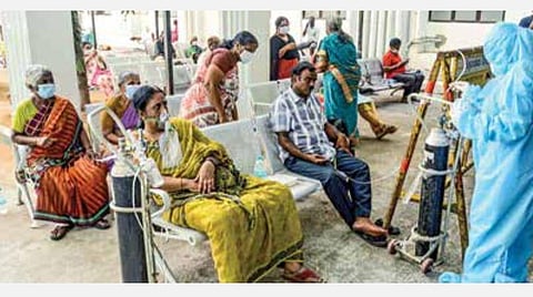 கரோனா தொற்று மற்றும் மூச்சுத் திணறல் பாதிப்புடன் சென்னை ஓமந்தூரார் அரசு மருத்துவமனைக்கு வரும் நோயாளிகளுக்கு வளாகத்திலேயே ஆக்சிஜன் சிலிண்டர் உதவியுடன் முதல்கட்ட சிகிச்சை அளிக்கப்படுகிறது. அதன்பிறகு சிலர் அதே மருத்துவமனையில் அனுமதிக்கப்படுகின்றனர். மற்றவர்கள் வேறு மருத்துவமனைகளுக்கு அனுப்பி வைக்கப்படுகின்றனர்.படங்கள்: பு.க.பிரவீன்