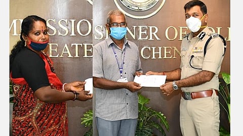 குப்பைகளோடு 10 சவரன் நகைப்பையையும் போட்டுச் சென்ற பெண்: நேர்மையாக ஒப்படைத்த தூய்மைப் பணியாளர்: கமிஷனர் பாராட்டு