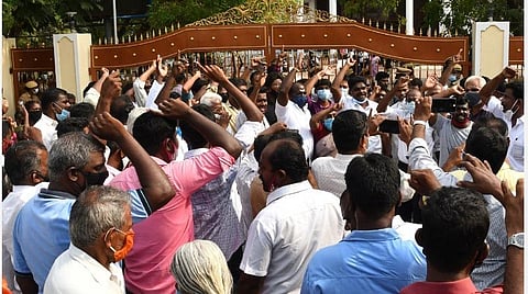 கருத்துக் கேட்புக் கூட்டத்தில் பாரபட்சமின்றி அனைவரையும் அனுமதிக்கக் கோரி ஸ்டெர்லைட் எதிர்ப்பாளர்கள் மாவட்ட ஆட்சியர் அலுவலக பிரதான நுழைவு வாயில் முன்பு போராட்டத்தில் ஈடுபட்டனர். | படங்கள்: என்.ராஜேஷ்