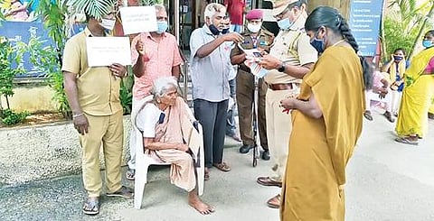 வாலாஜாவில் உயிரிழந்த  கணவரின் பணிச்சான்று கோரி கருப்புக் கொடியுடன் வங்கி வாசலில் போராட்டத்தில் ஈடுபட்ட மூதாட்டி சின்னம்மாள்.