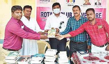 திமிரியில் நடைபெற்ற உலக புத்தக தின விழாவில் புத்தகம் வெளியிடப்பட்டது. அடுத்த படம்: பள்ளிகொண்டா புனித தெரேசா உயர்நிலை பள்ளிக்கு புத்தகங்கள் வழங்கப்பட்டன.