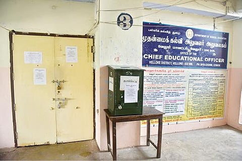 வேலூர் மாவட்ட ஆட்சியர் அலுவலக வளாகத்தில் உள்ள மாவட்ட முதன்மை கல்வி அலுவலருக்கு கரோனா தொற்று உறுதிப்படுத்தப்பட்டதை தொடர்ந்து, அலுவலகம் முழுவதும் கிருமி நாசினி மருந்து தெளித்து சுத்தம் செய்து மூடப்பட்டது. படம்: வி.எம்.மணிநாதன்.