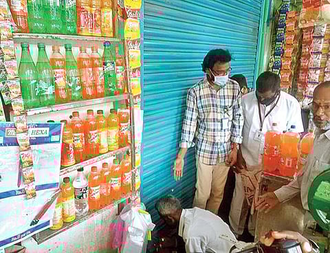 ஆரணியில் வாடகை செலுத்தாத கடைக்கு நேற்று ‘சீல்' வைத்த நகராட்சி ஊழியர்கள்.