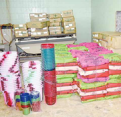 வேலூர் பென்ட்லேண்ட் அரசு மருத்துவமனையில் கரோனா சிகிச்சை பெறுபவர் களுக்கு வழங்கப்படவுள்ள பிளாஸ்டிக் பக்கெட், பெட்ஷீட் உள்ளிட்ட பாதுகாப்பு உபகரண பெட்டகங்கள்  தயாராக உள்ளன. படம்: வி.எம்.மணிநாதன்.