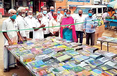 செங்கோட்டையில் உலக புத்தக தினத்தை முன்னிட்டு புத்தகக் கண்காட்சி நடைபெற்றது.