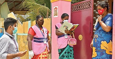 திருநெல்வேலி அரசு மருத்துவக் கல்லூரி மருத்துவமனை முன் மாநகராட்சியால்   இயந்திரம் மூலம் கிருமி நாசினி தெளிப்பு பணி மேற்கொள்ளப்பட்டது.