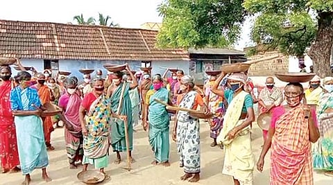 சங்கரன்கோவில் அருகே போராட்டத்தில் ஈடுபட்ட மகாத்மா காந்தி ஊரக வேலை உறுதி திட்ட தொழிலாளர்கள்.