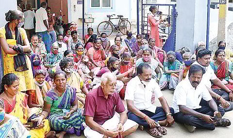 திருச்சி கிராப்பட்டியில் உள்ள மாநகராட்சி இளநிலைப் பொறியாளர் அலுவலகத்தை நேற்று முற்றுகையிட்டு போராட்டத்தில் ஈடுபட்ட பொதுமக்கள். படம்: ஜி.ஞானவேல்முருகன்