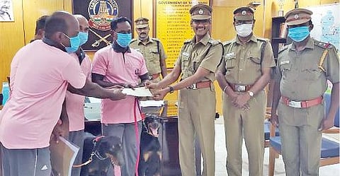 கொலை வழக்கில் குற்றவாளிகளைக் கண்டறிய உறுதுணையாக இருந்த மோப்ப நாய்களுக்கும், பயிற்சியாளர்களுக்கும் பரிசு வழங்கிய சிவகங்கை மாவட்டக் காவல் கண்காணிப்பாளர் ராஜராஜன்.