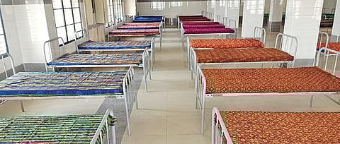 விருதுநகரில் புதிதாக கட்டப்பட்டுள்ள அரசு மருத்துவமனை கட்டிடத்தில் கரோனா தொற்றாளர்களுக்கு சிகிச்சை அளிக்க ஏற்படுத்தப்பட்டுள்ள சிறப்பு சிகிச்சைப் பிரிவு.