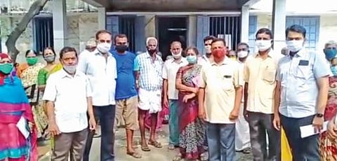 திருப்பூர் மாநகராட்சி அரசு மருத்துவமனையில் கரோனா தடுப்பூசி இல்லாததால் வாக்குவாதம்: பொதுமக்களை சமாதானப்படுத்திய அதிகாரிகள்