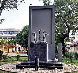 நினைவு ஸ்தூபி.