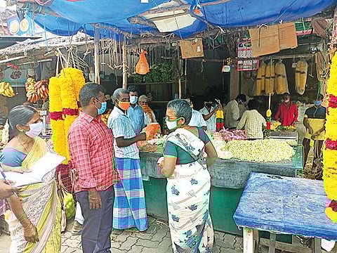 சேத்துப்பட்டில் கரோனா தடுப்பு நெறிமுறைகள் பின்பற்றப்படுகிறதா? என  ஆய்வு செய்த வருவாய் துறையினர்.