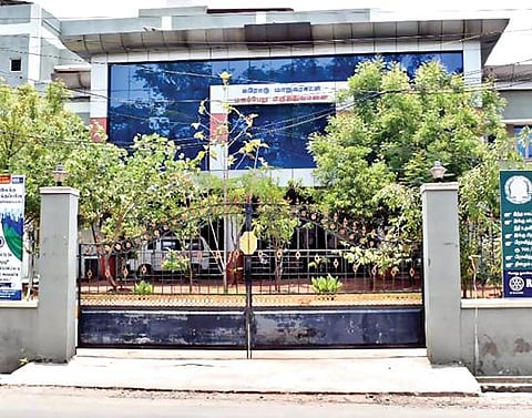 ஈரோடு காந்திஜி சாலையில் உள்ள மகப்பேறு மருத்துவமனையில் ஊழியர்கள்  2 பேருக்கு கரோனா தொற்று உறுதி செய்யப்பட்டதைத் தொடர்ந்து நேற்று மருத்துவமனை பூட்டப்பட்டது.