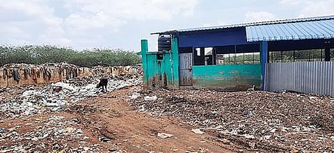 சிவகங்கை அரசு மருத்துவமனை அருகே எரிவாயு தகன மேடை வளாகத்தில் குப்பைகள் எரிப்பு: மூச்சு திணறலால் தவிக்கும் நோயாளிகள்